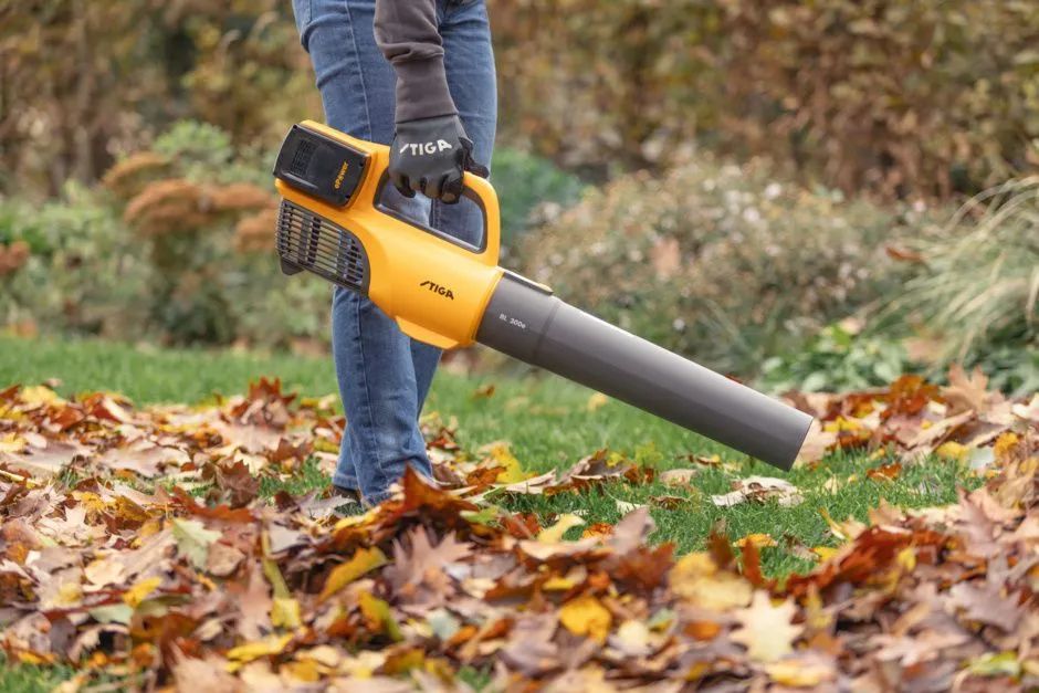 Stiga BL 300e Cordless Leaf Blower Kit 2x 20v and Charger Stiga BL 300e Cordless Leaf Blower Kit 2x 20v and Charger