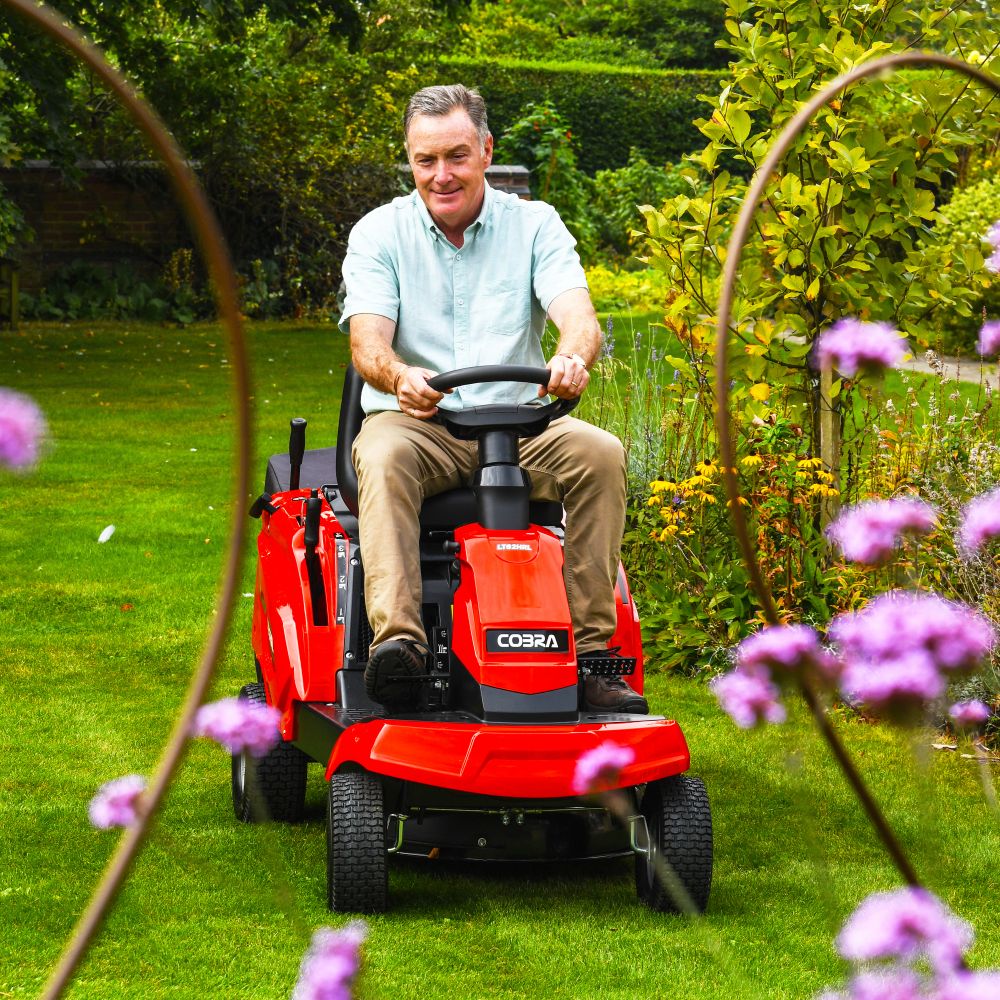 Cobra LT62HRL Ride-On Lawnmower 62cm / 7hp / Hydro Loncin Cobra LT62HRL Ride-On Lawnmower 62cm / 7hp / Hydro Loncin