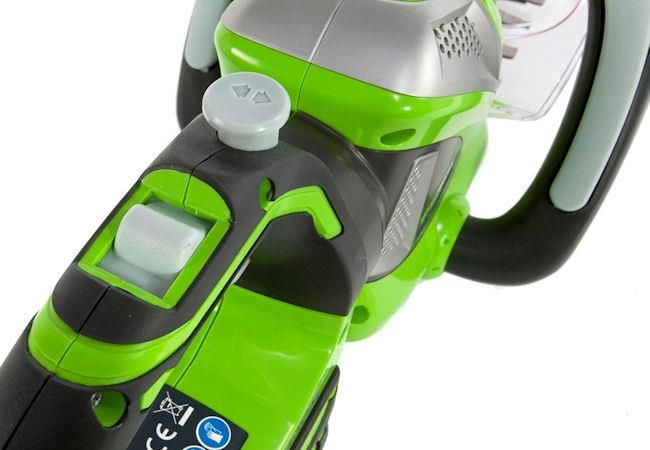 Greenworks Cordless Hedge Trimmer KIT 40v / 61cm (2Ah Battery & Charger) G40HT61K2 Greenworks Cordless Hedge Trimmer KIT 40v / 61cm (2Ah Battery & Charger) G40HT61K2
