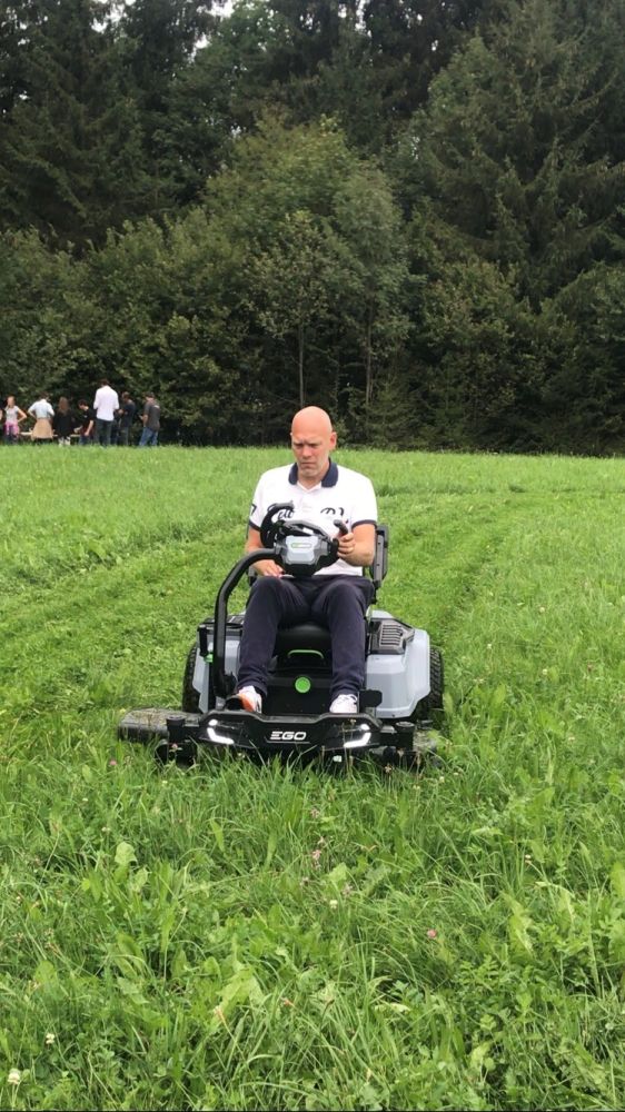 EGO ZT4201ES Z6 Zero-Turn Ride-On Lawnmower 107cm (Side discharge) 56v / 40Ah EGO ZT4201ES Z6 Zero-Turn Ride-On Lawnmower 107cm (Side discharge) 56v / 40Ah