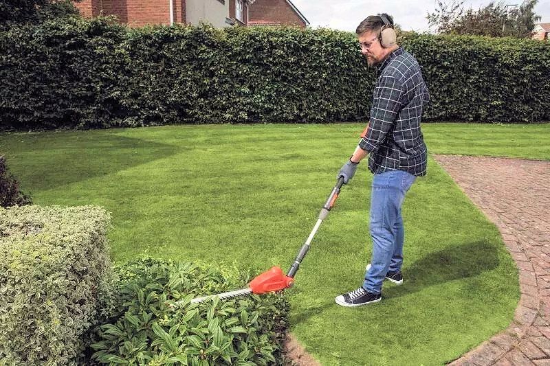 TO CLEAR Flymo SabreCut XT Cordless Long Reach Hedge Trimmer KIT 20v / 42cm TO CLEAR Flymo SabreCut XT Cordless Long Reach Hedge Trimmer KIT 20v / 42cm