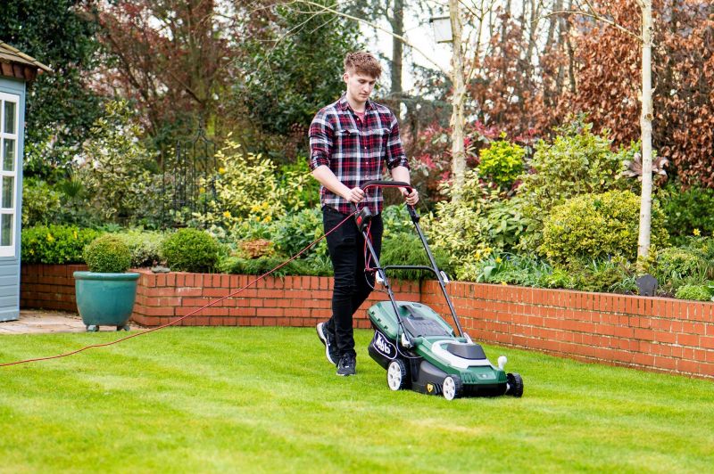 Webb Supreme Electric Rotary Lawnmower with Rear Roller 37cm / 1600w Webb Supreme Electric Rotary Lawnmower with Rear Roller 37cm / 1600w