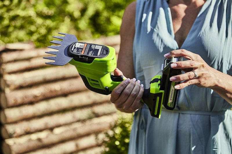 Greenworks G24SHTK2 24V Grass Shrub Shear KIT inc Battery and Charger Greenworks G24SHTK2 24V Grass Shrub Shear KIT inc Battery and Charger
