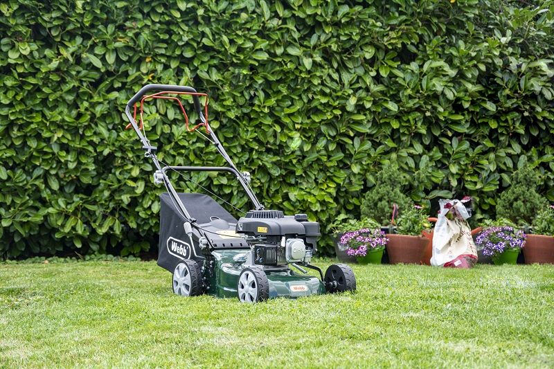 Webb R410SP Classic Self Propelled Petrol Rotary Lawnmower 41cm / 132cc Webb R410SP Classic Self Propelled Petrol Rotary Lawnmower 41cm / 132cc