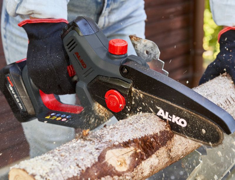 ALKO CSM 1815 Cordless Pruning Chainsaw Kit 15cm / 18v / 2.5Ah ALKO CSM 1815 Cordless Pruning Chainsaw Kit 15cm / 18v / 2.5Ah
