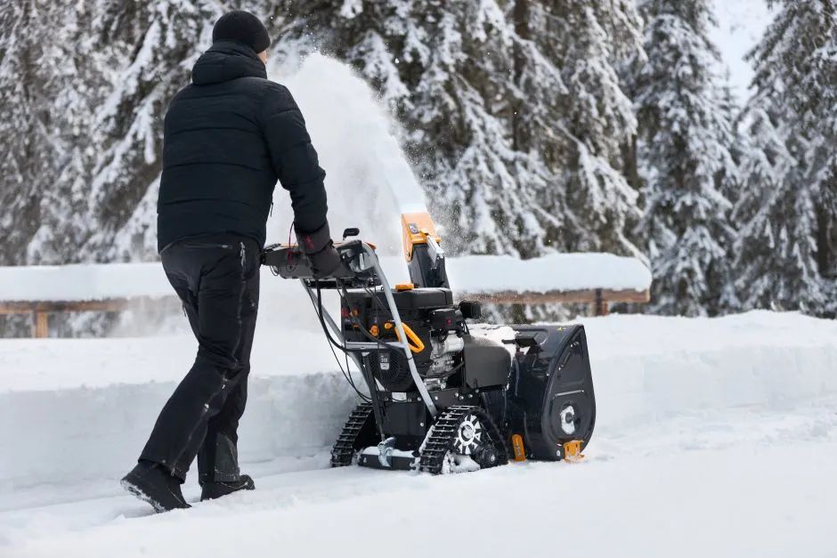 Stiga ST 976 T Two-Stage Tracked Snow Thrower 76cm Stiga ST 976 T Two-Stage Tracked Snow Thrower 76cm