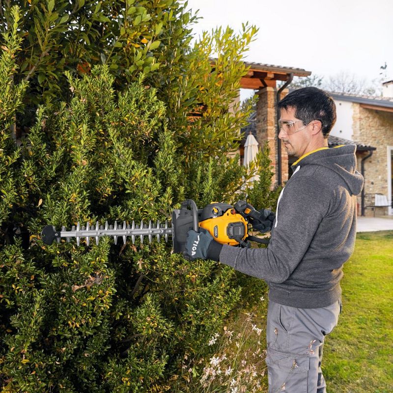 Stiga HT 525 Petrol Hedge Trimmer / 45cm / 22cc Stiga HT 525 Petrol Hedge Trimmer / 45cm / 22cc