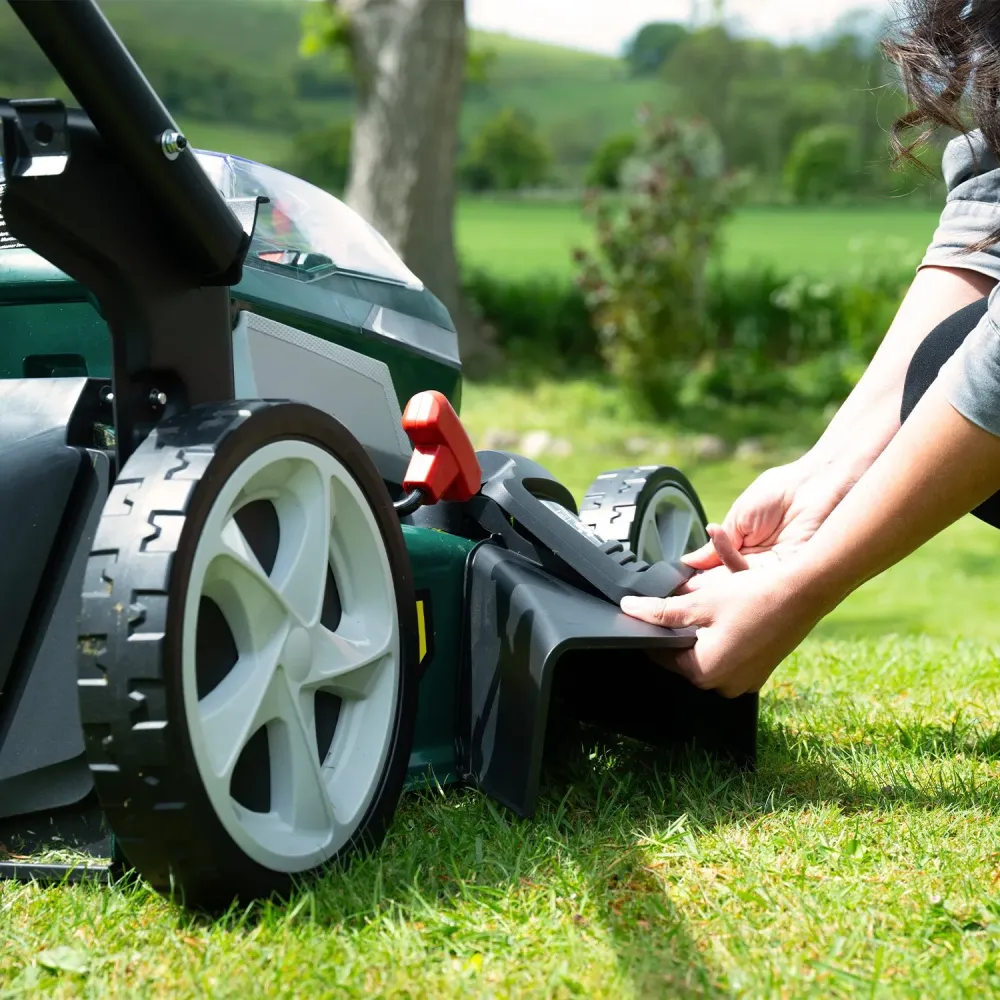 Webb 40v Cordless Brushless Self Propelled Lawnmower KIT - 51cm / 2 x 20v 4ah Batteries / Charger Webb 40v Cordless Brushless Self Propelled Lawnmower KIT - 51cm / 2 x 20v 4ah Batteries / Charger