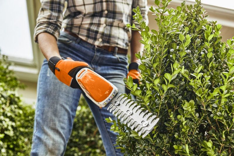 STIHL 10.8v Li-ion Cordless Shrub Shear 17cm With Batte STIHL 10.8v Li-ion Cordless Shrub Shear 17cm With Batte