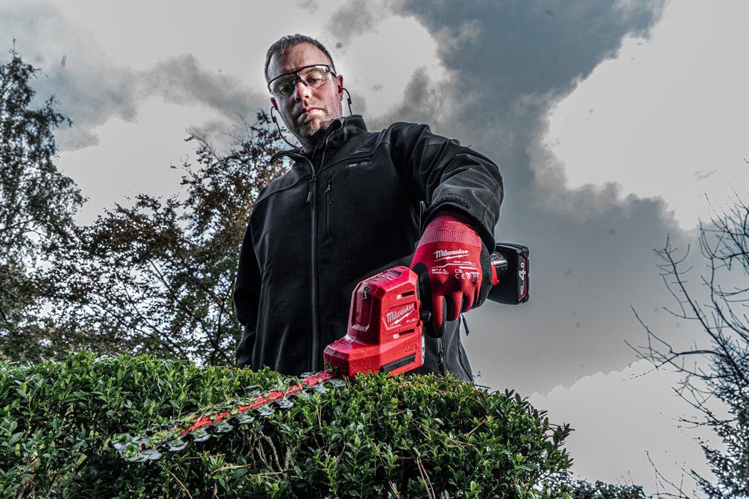 Milwaukee M12 Premium Cordless Hedge Trimmer Kit 20cm / 2x4 Ah 4933479973 Milwaukee M12 Premium Cordless Hedge Trimmer Kit 20cm / 2x4 Ah 4933479973