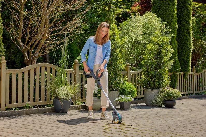 Gardena EasyWeed Cordless Crevice Weedbrush (Bare Tool) 14820-55 Gardena EasyWeed Cordless Crevice Weedbrush (Bare Tool) 14820-55