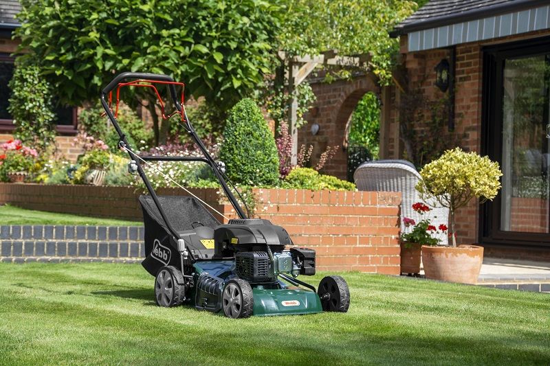 Webb R46SP Classic Self Propelled Petrol Lawnmower 46cm / 135cc Webb R46SP Classic Self Propelled Petrol Lawnmower 46cm / 135cc