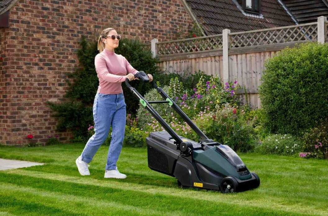 Hayter Hawk 36 Premium Cordless Mower 35cm / 60v 2.5ah KIT Hayter Hawk 36 Premium Cordless Mower 35cm / 60v 2.5ah KIT