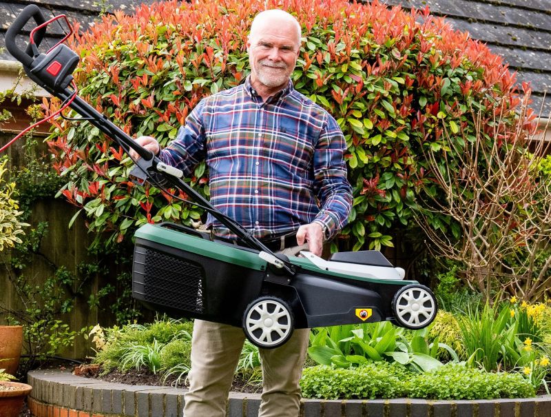 Webb Supreme Electric Rotary Lawnmower with Rear Roller 33cm / 1200w Webb Supreme Electric Rotary Lawnmower with Rear Roller 33cm / 1200w