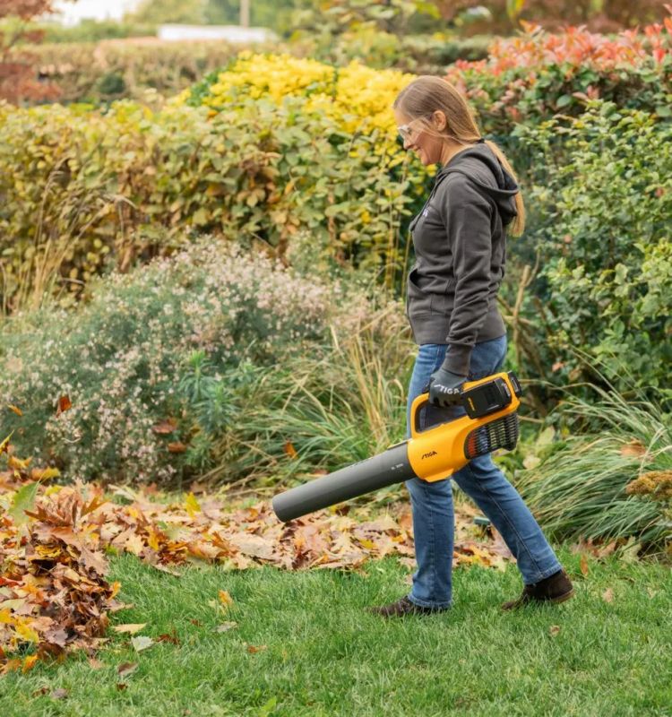 Stiga BL 300e Cordless Leaf Blower Kit 2x 20v and Charger Stiga BL 300e Cordless Leaf Blower Kit 2x 20v and Charger