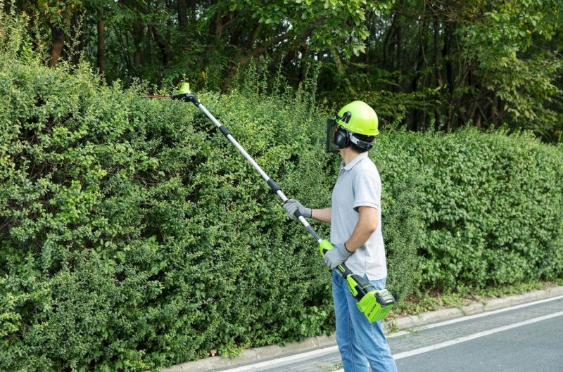 Greenworks Cordless Pole Saw & Hedge Trimmer KIT 40v / 51cm (inc 2 x 2Ah Battery & Charger) Greenworks Cordless Pole Saw & Hedge Trimmer KIT 40v / 51cm (inc 2 x 2Ah Battery & Charger)